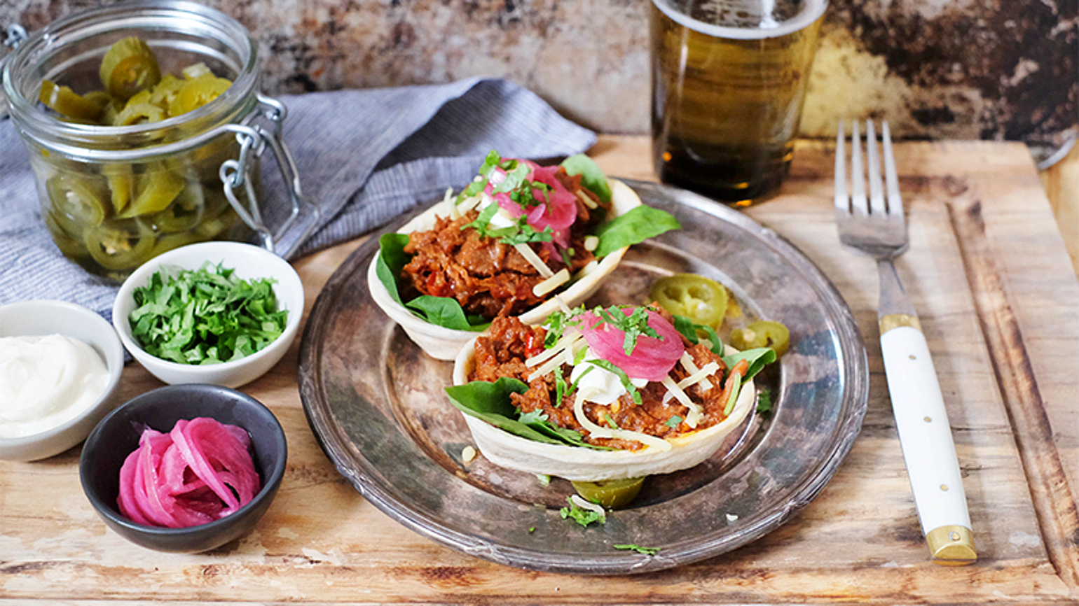 Chili på Okseryg  med jalapeños, cremefraiche, syltet rødløg og stærk ost